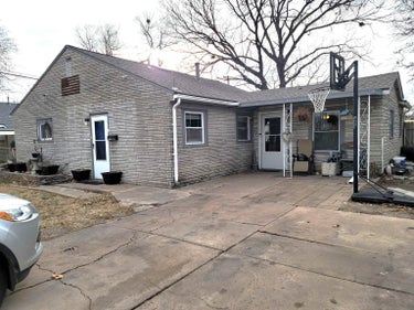 SFR located at 3207 S MILLWOOD AVE