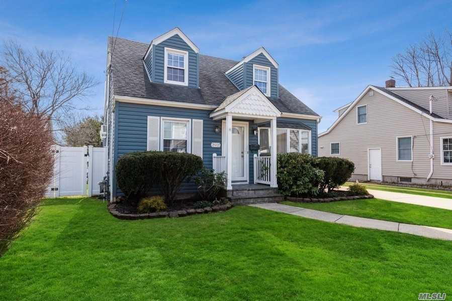 Lorraine er CENTURY 21 American Homes Oceanside, NY