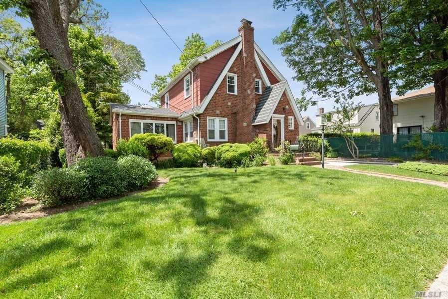 Lorraine er CENTURY 21 American Homes Oceanside, NY