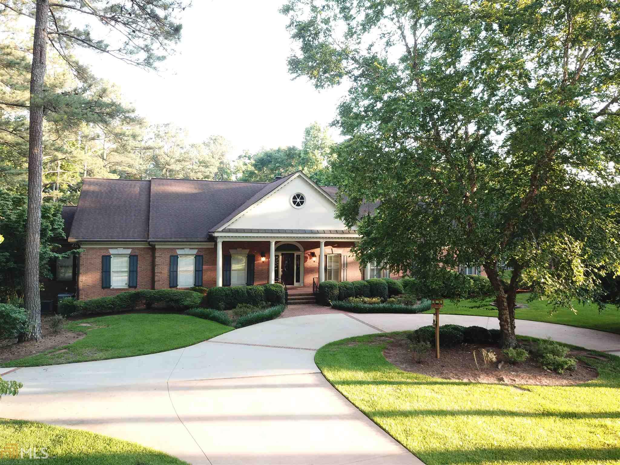 Property For Sale Griffin Ga : 700 Brook Cir, Griffin, GA 30224 | Zillow - The property benefits from open plan.