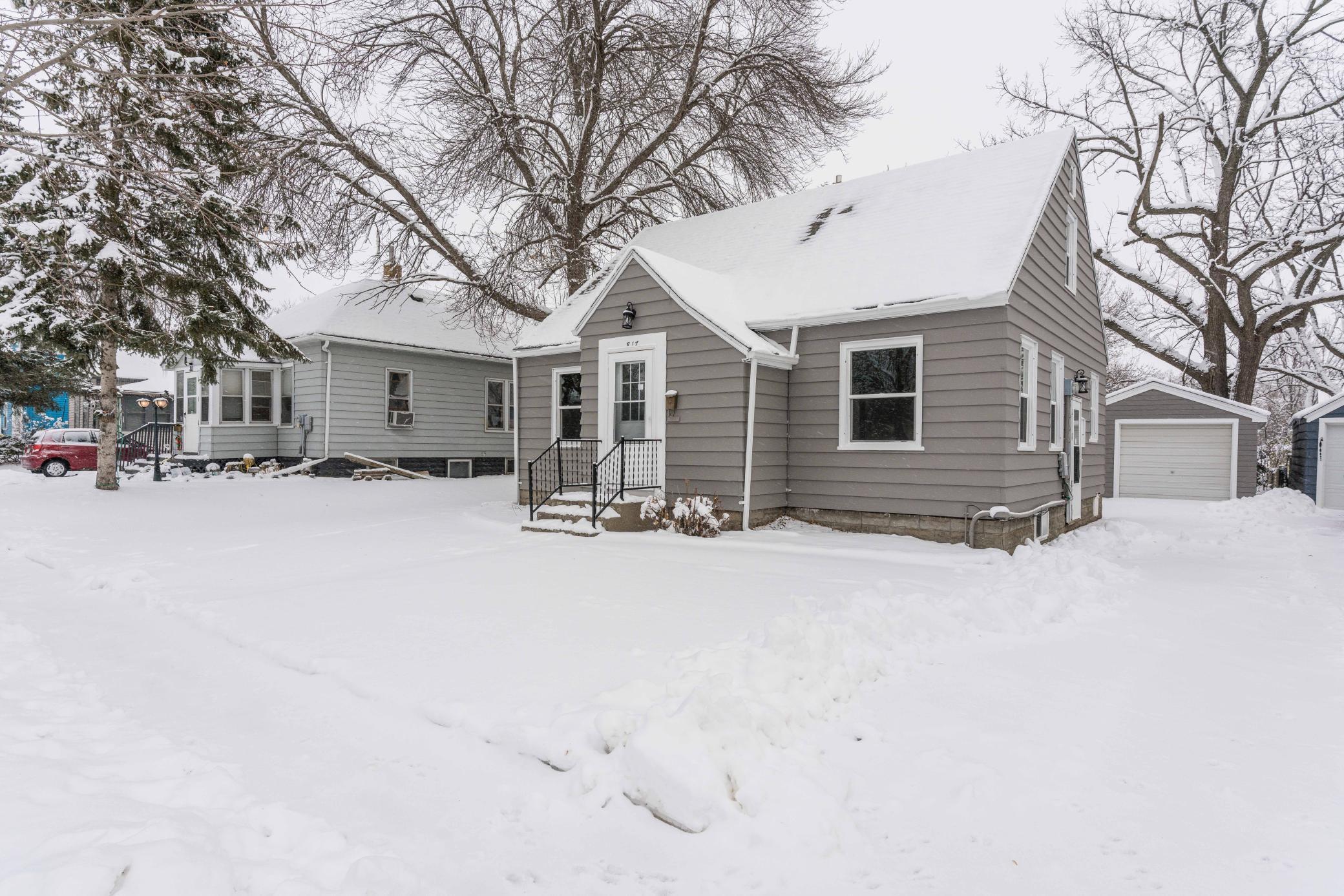SFR located at 817 4th Street Sw