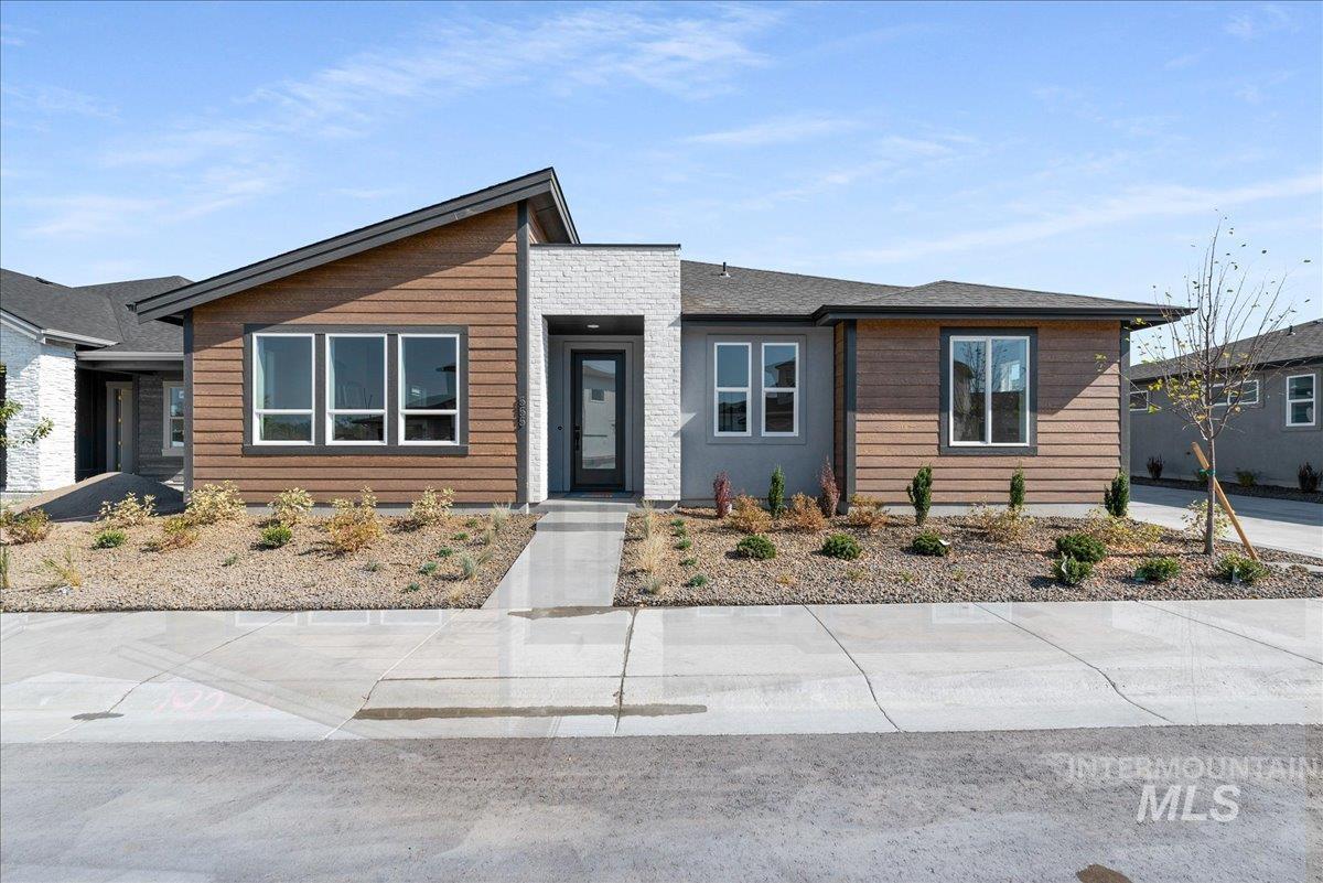 SFR located at 422 S Big Star Ln