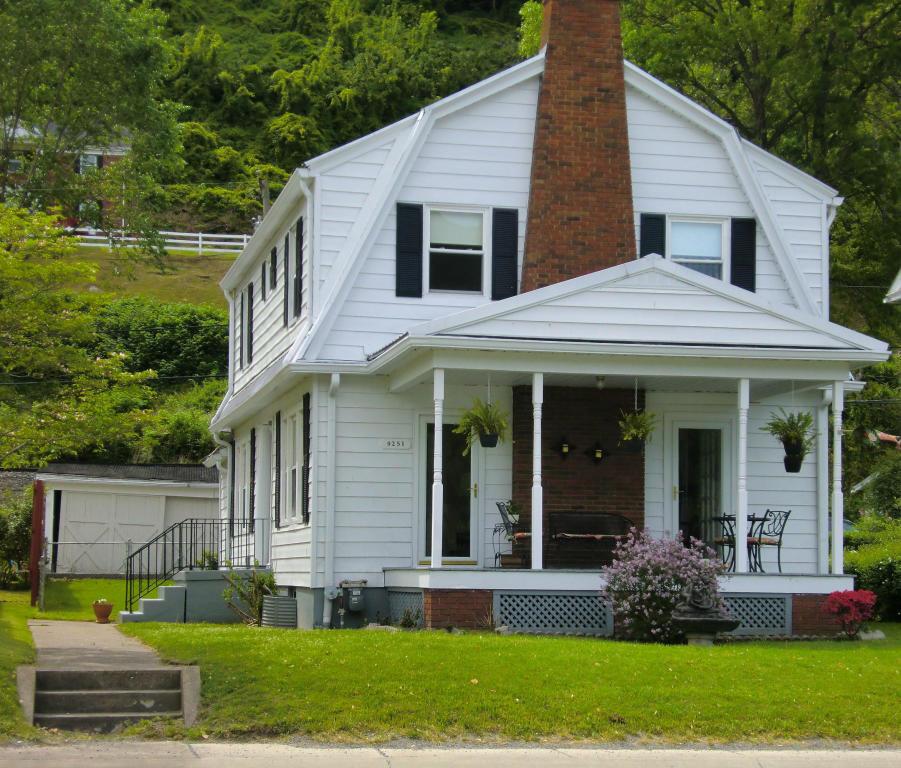 Century 21 Real Estate Jim Lively Realty 9251 Midland Trail